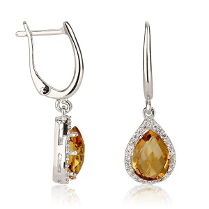 עגילי טיפה תלויים בשיבוץ אבנים קטנות מסביב