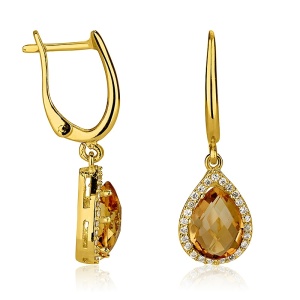 עגילי טיפה תלויים בשיבוץ אבנים קטנות מסביב