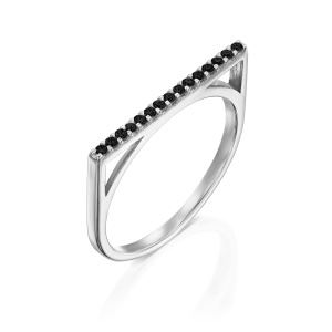 טבעת שורה בשיבוץ אבנים שחורות