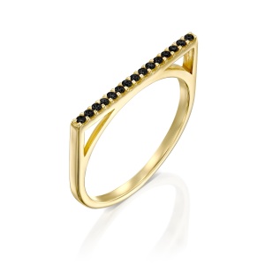 טבעת שורה בשיבוץ אבנים שחורות